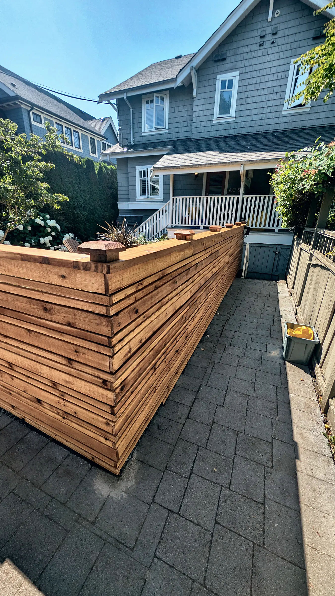 The horizontal fence along the side of the house