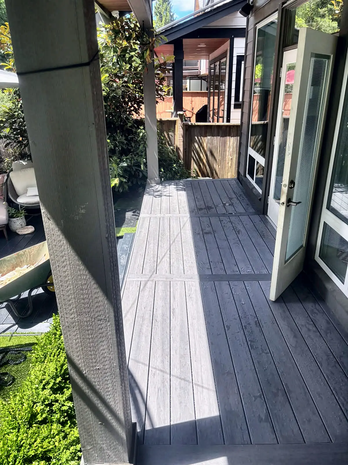 The back deck from the side, hidden fasteners